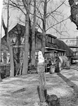 847393 Gezicht op de voor- en zijgevel van de boerderij Arbeid Adelt (anno 1930) op het gesplitste terrein ...